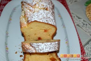 Bizcocho navideño con fruta confitada, cortar en rodajas para servir