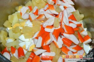 Ensalada de papas, huevos, palitos de cangrejo y piña, añadirlo al bol de los palitos de cangrejo y la piña