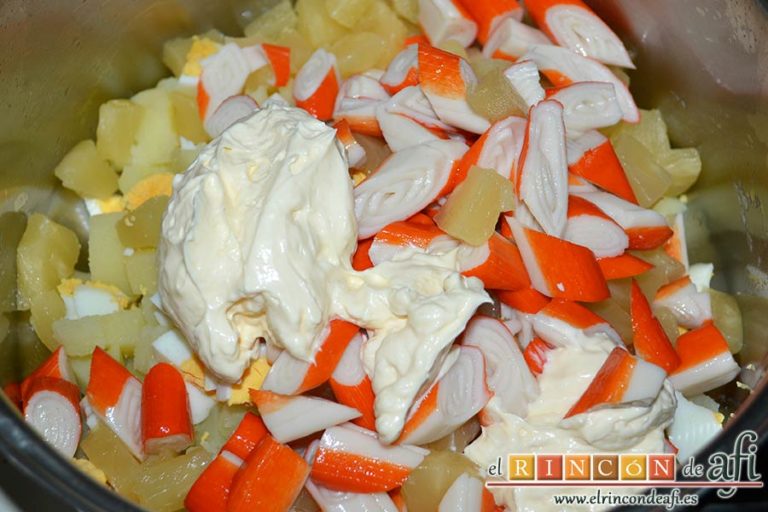 Ensalada de papas, huevos, palitos de cangrejo y piña, agregar la mayonesa