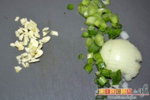 Fideos con almejas, langostinos y setas, cortar las verduras para el sofrito