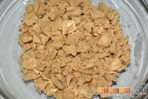 Galletas de turrón de Jijona, trocear el turrón en un bol