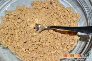 Galletas de turrón de Jijona, triturar ligeramente con tenedor