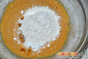 Galletas de turrón de Jijona, batir y añadir la harina, la levadura, la sal y el extracto de vainilla