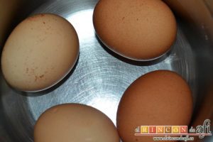 Huevos rellenos en vasitos, sancochar los huevos en agua con vinagre
