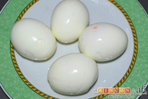 Huevos rellenos en vasitos, enfriarlos y pelarlos