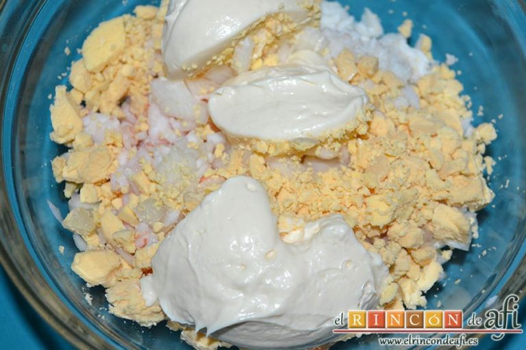 Huevos rellenos en vasitos, añadir dos cucharadas generosas de mayonesa