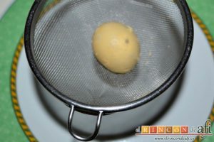Huevos rellenos en vasitos, poner la yema reservada en un colador