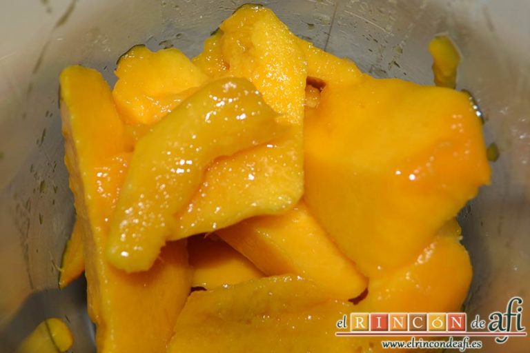 Chutney de mango, pelar y trocear los mangos, y ponerlos en un vaso americano