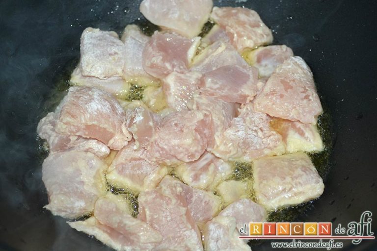 Estofado de pechuga de pollo con cerveza artesana, ponerlos en una sartén o wok con un fondo de aceite de oliva