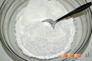 Pan de aceite con aroma de tomillo, preparar la levadura de panadería y en un bol echar la harina de fuerza, el azúcar y la sal