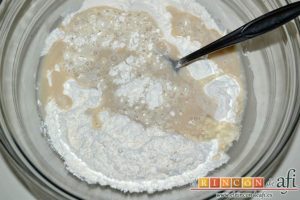 Pan de aceite con aroma de tomillo, hacer un cráter en el centro y añadir el agua con la levadura