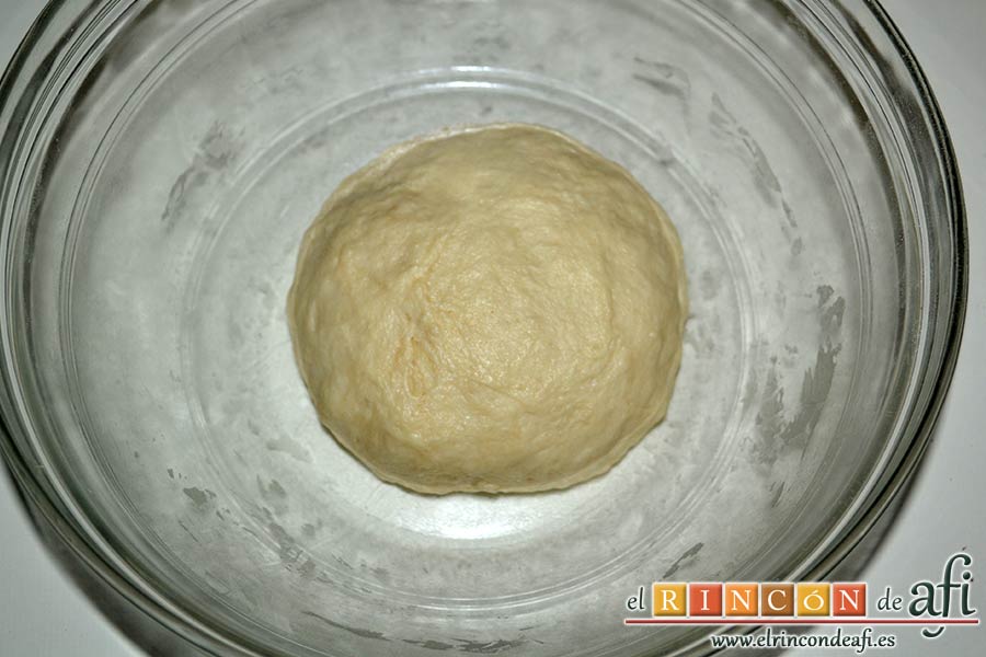 Pan de aceite con aroma de tomillo, amasar hasta formar una bola y dejarla tapada en el bol