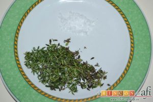 Pan de aceite con aroma de tomillo, preparar la sal y las hojitas de tomillo