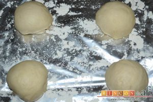 Pan de aceite con aroma de tomillo, cortar la masa en cuatro porciones, formar cuatro bolas y ponerlas sobre una bandeja de horno