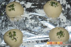 Pan de aceite con aroma de tomillo, poner en cada bola escamas de sal y hojitas de tomillo