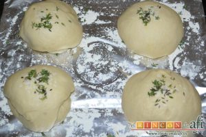 Pan de aceite con aroma de tomillo, dejar reposar otra hora más para que aumenten su volumen