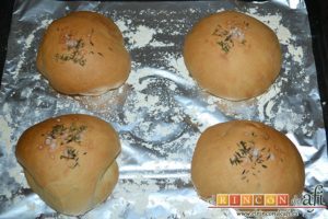 Pan de aceite con aroma de tomillo, hornear