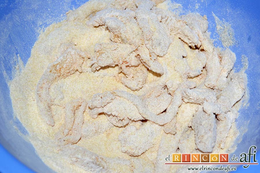 Rabas caseras de choco, pasarlas por la mezcla de harina y pan rallado