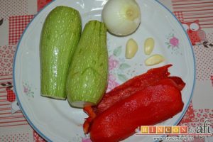 Revuelto de calabacines con setas, cortar las verduras