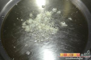 Revuelto de calabacines con setas, dorar los dientes de ajo prensados