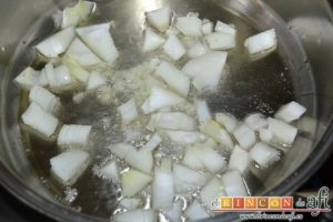 Revuelto de calabacines con setas, añadir la cebolla