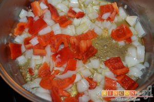 Revuelto de calabacines con setas, añadir el pimiento