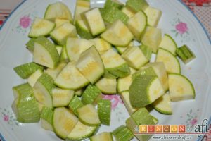 Revuelto de calabacines con setas, trocear los calabacines