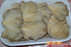 Revuelto de calabacines con setas, preparar las setas
