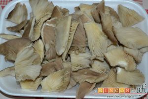 Revuelto de calabacines con setas, trocearlas