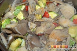 Revuelto de calabacines con setas, salpimentar al gusto