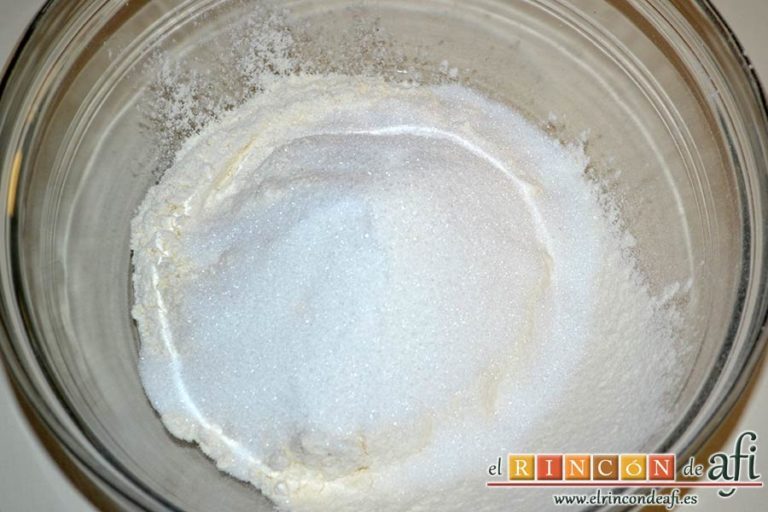 Shortbread de fresas con crema pastelera, poner en un bol el azúcar glass y una pizca de sal