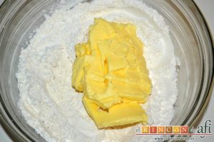 Shortbread de fresas con crema pastelera, añadirla al bol
