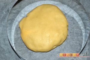Shortbread de fresas con crema pastelera, refrigerar y pasar la pasta al fondo de un molde