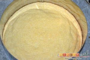 Shortbread de fresas con crema pastelera, hornear y dejar enfriar