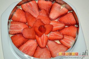 Shortbread de fresas con crema pastelera, decorar con fresas laminadas