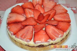 Shortbread de fresas con crema pastelera, retirar el aro para servir