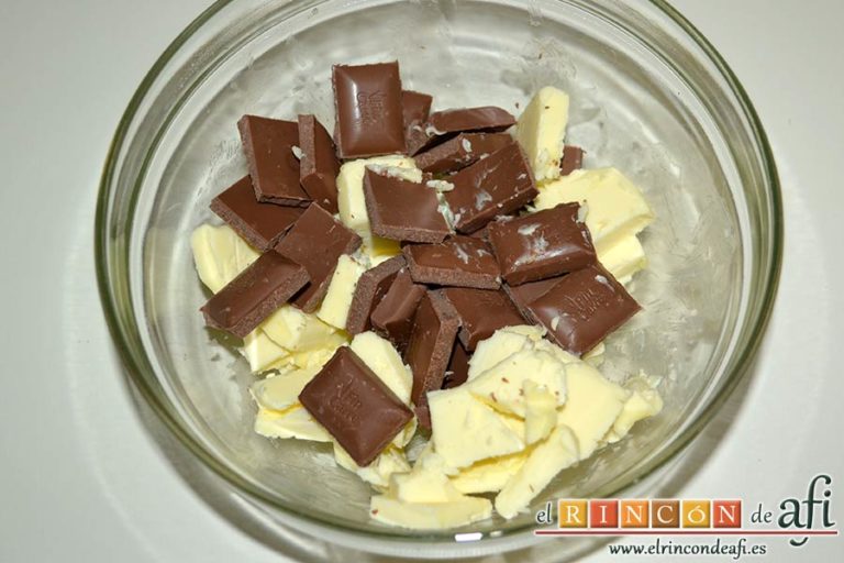 Brownie de leche condensada, poner en un bol el chocolate troceado y la mantequilla