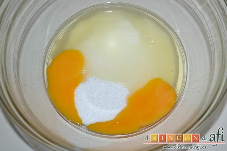 Brownie de leche condensada, poner en otro bol los huevos con el azúcar