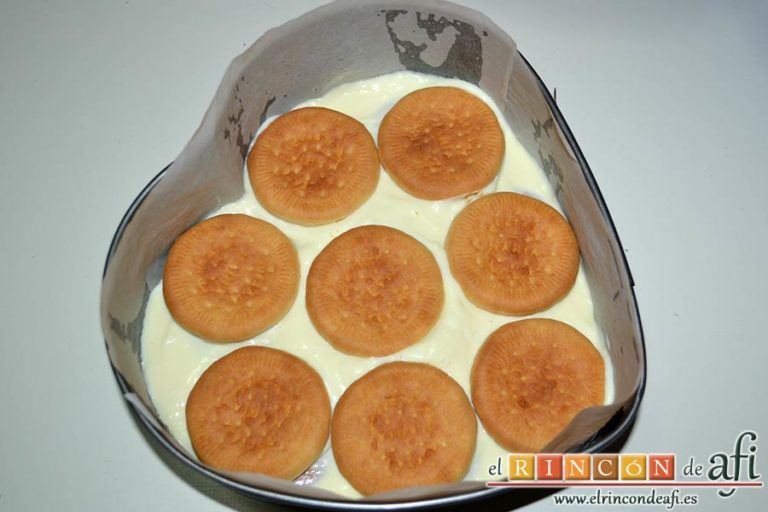 Tarta de limón con galletas sin horno, cubrir con otra capa de galletas