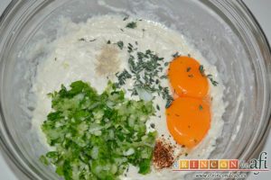 Buñuelos especiados de bacalao, añadirlo al bol con las especias y las dos yemas de huevo