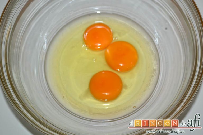 Carbonara de salchichas de Jamie Oliver, poner los huevos en un bol