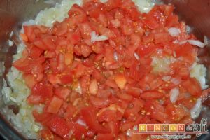 Guiso de fideos y bacalao, añadir los tomates pelados y troceados