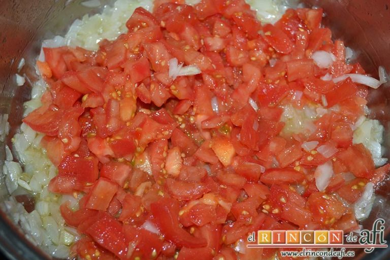 Guiso de fideos y bacalao, añadir los tomates pelados y troceados