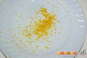 Pastas de almendra de Robledo del Mazo, sacar la ralladura de limón