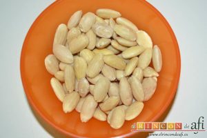 Pastas de almendra de Robledo del Mazo, pesar las almendras sin piel
