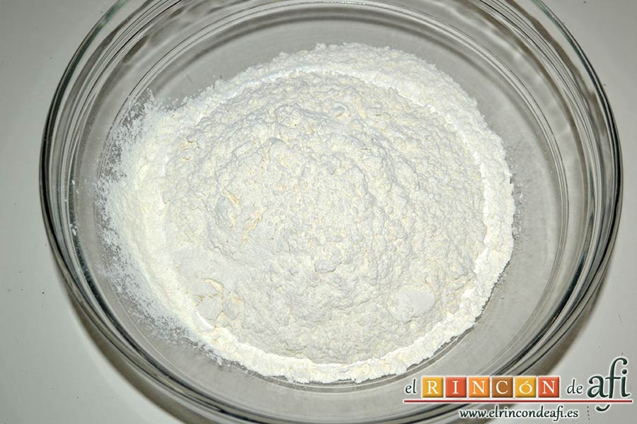 Pastas de almendra de Robledo del Mazo, colocar la harina en un bol
