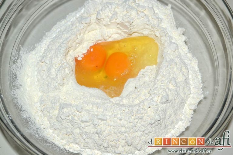 Pastas de almendra de Robledo del Mazo, hacer un hueco en el centro y añadir los huevos