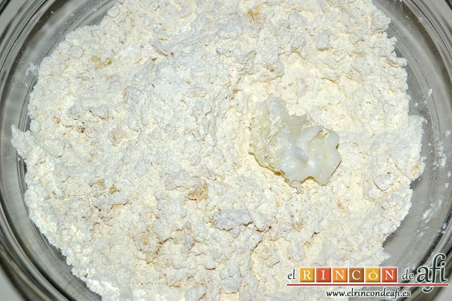 Pastas de almendra de Robledo del Mazo, añadir poco a poco la manteca