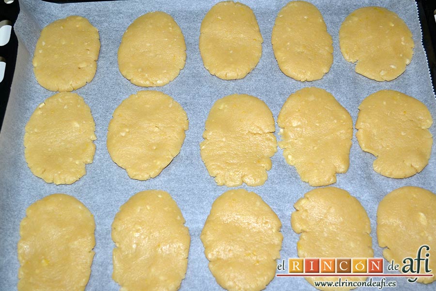 Pastas de almendra de Robledo del Mazo, formar las galletas y disponerlas sobre bandeja de horno forrada
