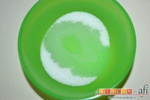 Pastas de almendra de Robledo del Mazo, poner en un bol azúcar con un poco de agua
